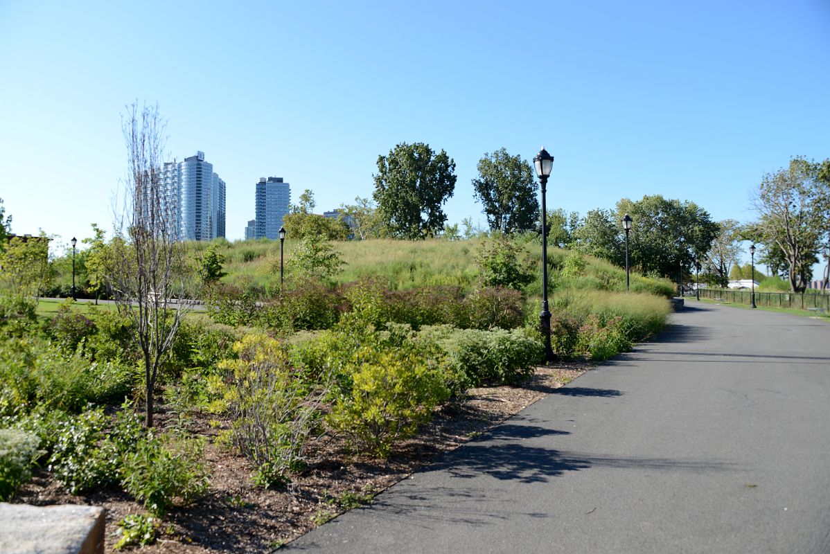 25 New York City Roosevelt Island Southpoint Park With View To Long Island City Queens